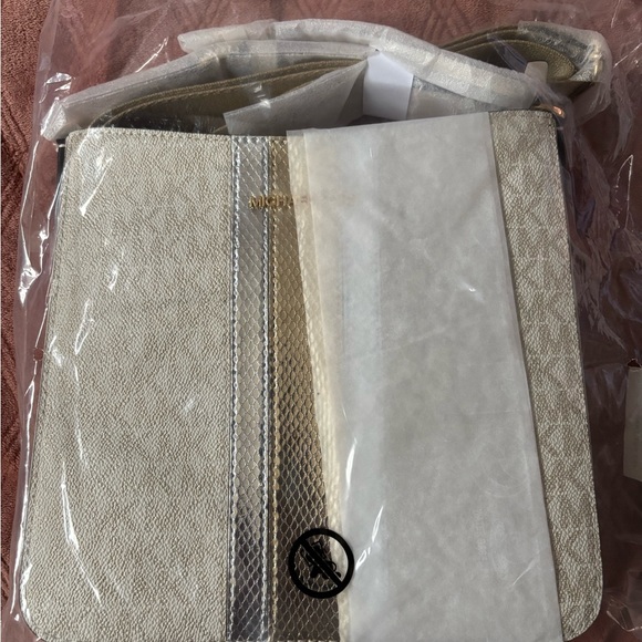 Michael Kors Jet Set Travel Cream and Gold Crossbody Bag - Picture 5 of 6